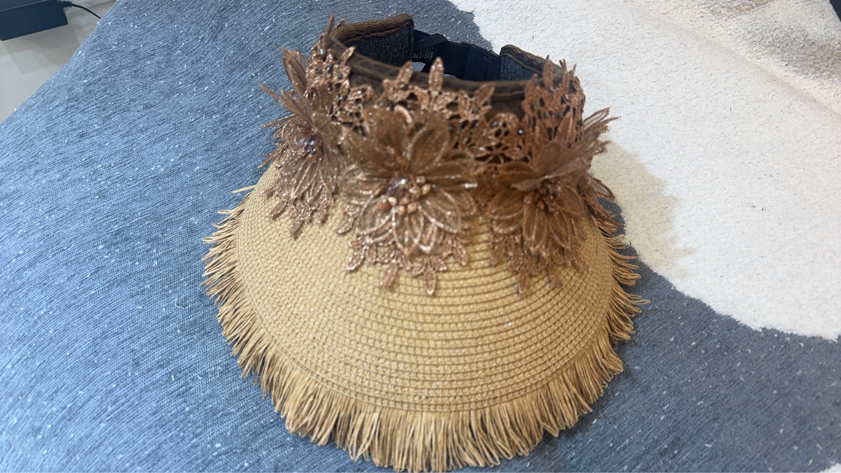 焦糖色流蘇遮陽帽,飾以金蔥立體花朵